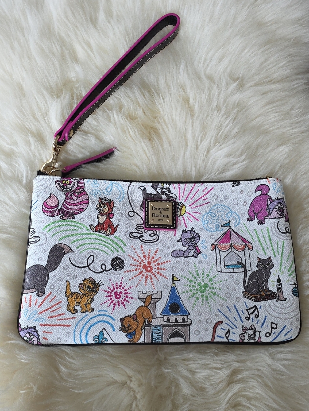 Adorable Dooney & Bourke Disney Parks Cats Large Leather Wristlet Wallet 💙🐈🏰